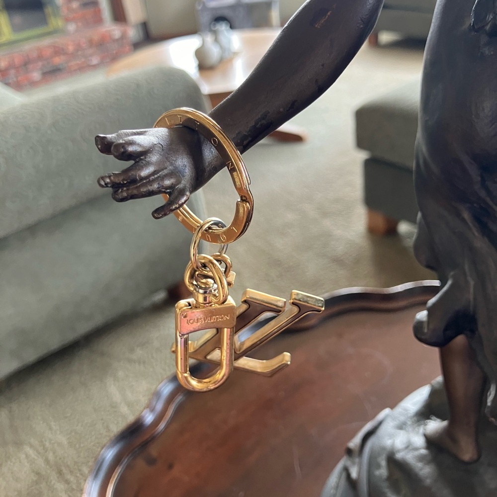 Louis Vuitton Gold LV Logo Key Ring or purse charm preloved.AUTHENTIC - Picture 9 of 9